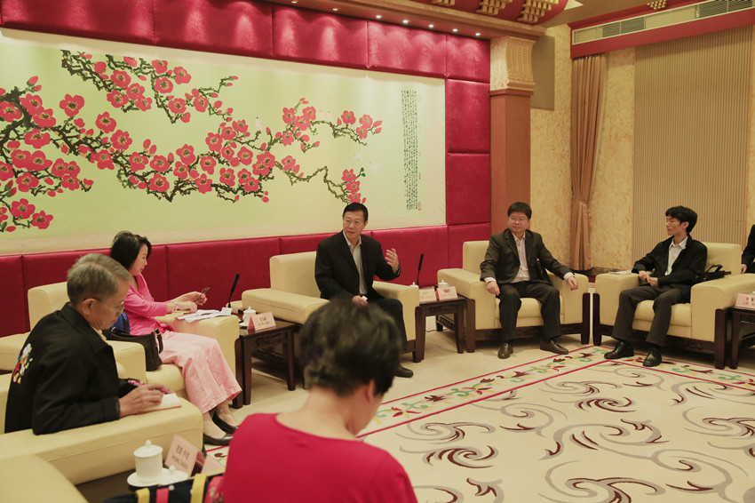 Chen Jianping introduced GDUFS to the delegation