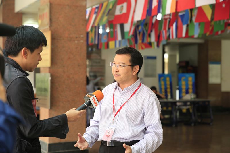 A teacher of GDUFS received the interview from the foreign media.